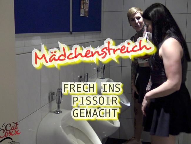 Madchenstreich einfach ins Pissoir gepisst