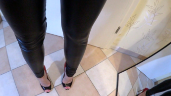 Mit VOLLGEPISSTER LEDERLEGGINGS zur PARTY – UPS! Gleich 2x eingemacht!