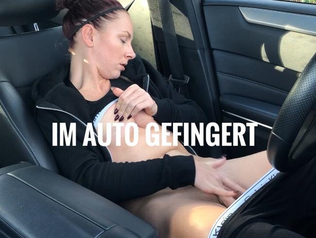 NACH DEM SPORT IM AUTO GEFINGERT