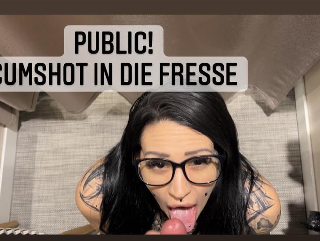 Extrem PUBLIC! Cumshot in die Fresse