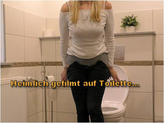 Heimlich gefilmt auf Toilette…