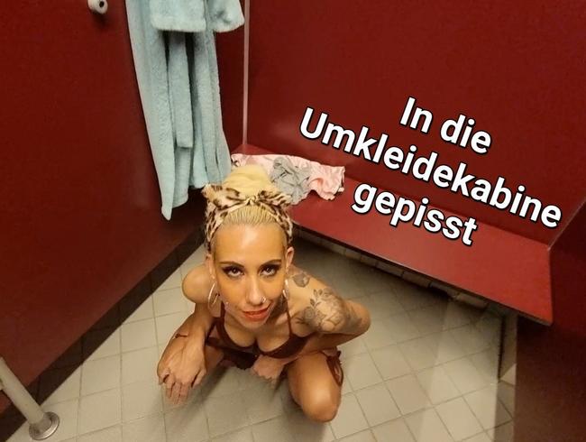 In die Umkleidekabine gepisst