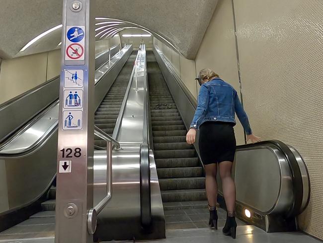 Public Piss Parade #3. Auf der Rolltreppe in der U-Bahn