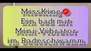 Ein bad mit Mini-Vibrator im Badeschwamm