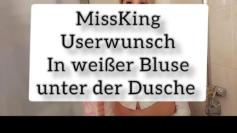 Userwunsch in weißer Bluse unter der Dusche