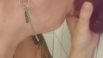 Blowjob in der Dusche mit einem Dildo