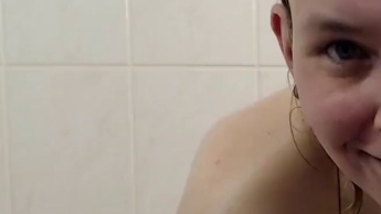 ich pinkel nach dem Duschen in die Badewanne