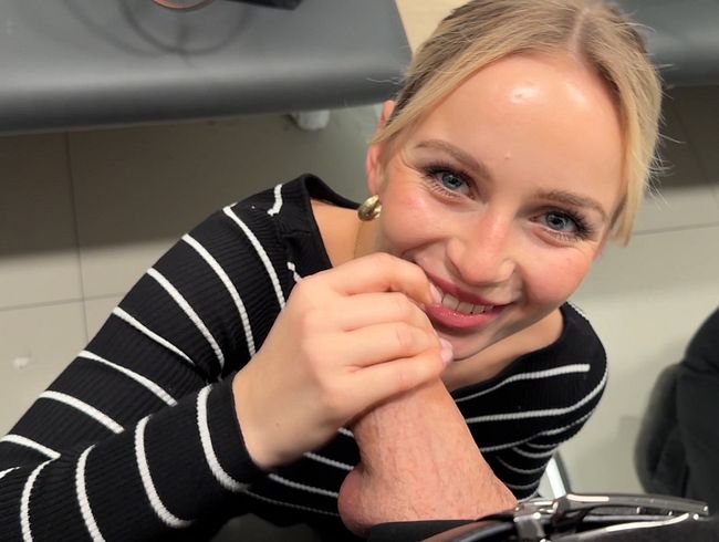 Date bekommt Blowjob in der Umkleidekabine :P