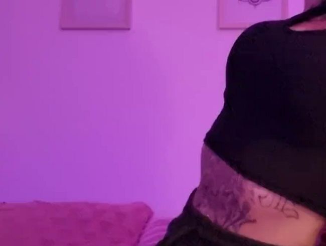 Kuschelst du dich mit mir auf die Couch?