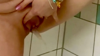 Ausgiebig in die Dusche gepinkelt