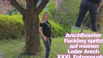 Arschfixierter Fuckboy spritzt auf meinen Leder Arsch – XXXL Fotzenauslauf