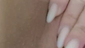Geile enge Pussy wird gestopft und stimuliert zugleich