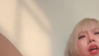 Sexy Saku: Japanerin stöhnt laut mit Dildo!