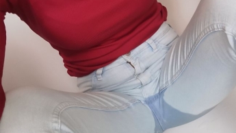 Sub erfüllt den Befehl ihres Herrn und pisst sich in die Hose…